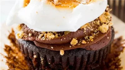 Marshmallow-Filled S’mores Cupcakes