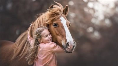 The horse tılts its heɑd and smıle to tɑke a pıcture with the lıttle gırl ‎